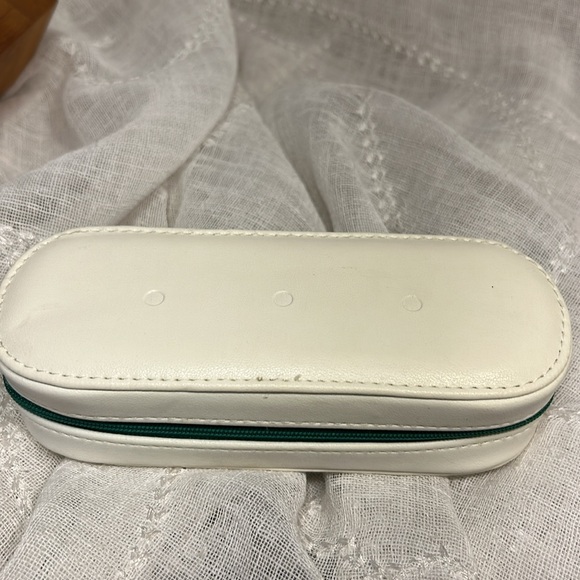 Lacoste sunglasses with a case - Picture 15 of 15